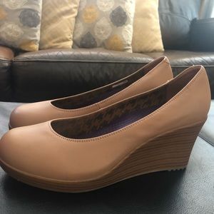 NWOT Crocs Leigh Wedges - Camel